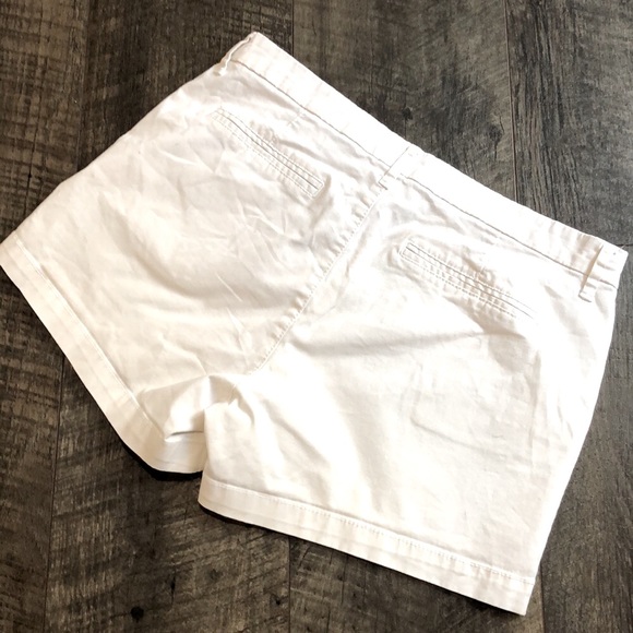 OLD NAVY 3’ WHITE SHORTS WITH POCKETS SIXE 6 - Picture 2 of 7